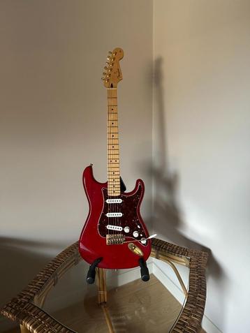 Gitaar Fender Classic Player Deluxe Stratocaster in Crimson  disponible aux enchères