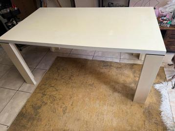 Tafel wit beschikbaar voor biedingen