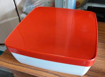 Vintage plastic doos uit de jaren 70 beschikbaar voor biedingen