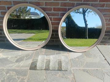 Decoratieve spiegels met bijpassende lichtjes beschikbaar voor biedingen