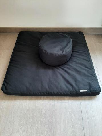 Meditatiekussen + meditatiemat beschikbaar voor biedingen