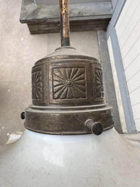 Vintage lamp met kap van wit opaline glas, Huis en Inrichting, Lampen | Hanglampen, Gebruikt, 50 tot 75 cm, Glas, Metaal, Ophalen