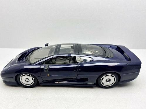 JAGUAR XJ220 Blue 1992 Big Scale 1/12 MAISTO Prestige Neuve, Hobby en Vrije tijd, Modelauto's | 1:5 tot 1:12, Nieuw, Auto, 1:9 t/m 1:12