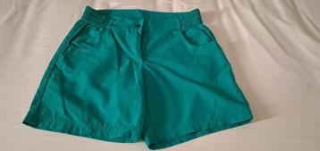 groene korte broek beschikbaar voor biedingen