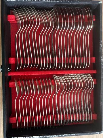 VOLLEDIG EETSERVICE VOOR 12 PERSONEN beschikbaar voor biedingen