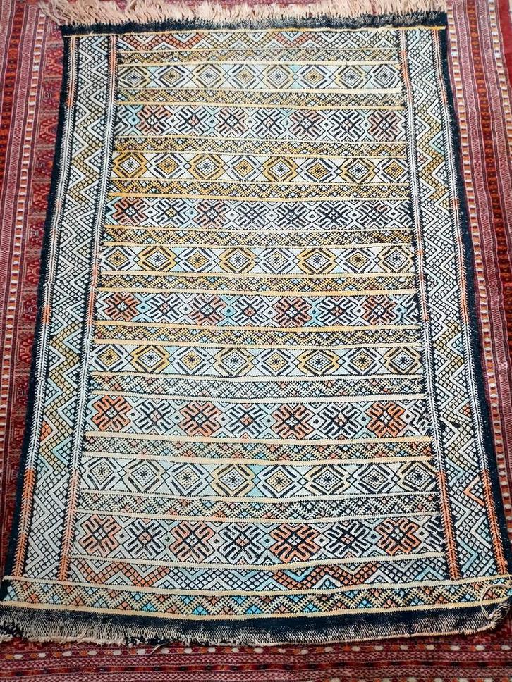 1 Kilim - Maroc, et 2 Tapis Bokhara - Pakistan, Antiek en Kunst, Antiek | Tapijten, Tafelkleden en Textiel, Ophalen