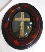 Croix antique avec globe en verre convexe & merisier massif, Antiquités & Art, Antiquités | Objets religieux, Enlèvement ou Envoi