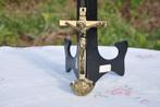 crucifix benitier en metal cuivré, Antiquités & Art, Enlèvement ou Envoi