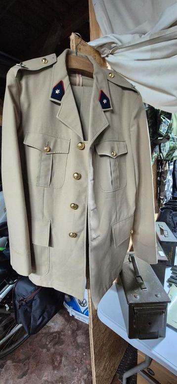 Militair uniform beschikbaar voor biedingen