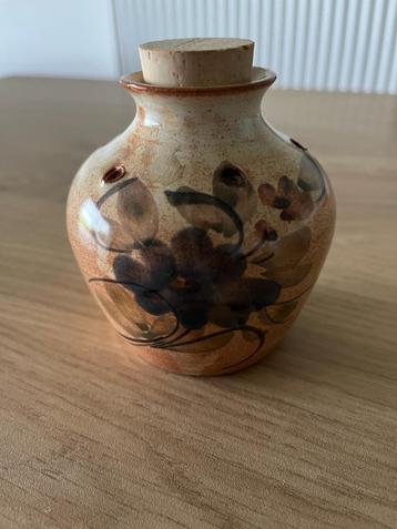 wierook potje aardewerk beschikbaar voor biedingen