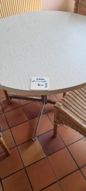tafel  beschikbaar voor biedingen