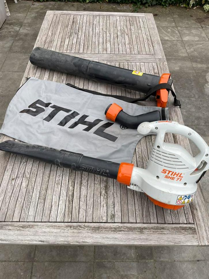 Stihl SHE 71 elektrische bladzuiger/blazer – compleet, Tuin en Terras, Bladblazers, Zo goed als nieuw, Ruggedragen, Elektrisch