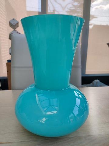 Glazen turquoise vaas beschikbaar voor biedingen