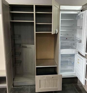 Nieuwe keukenwand met spoelbak en koelkast / vriezer