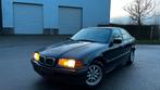 BMW 318i facelift model in goede propere staat met airco, Auto's, Euro 2, 4 deurs, Zwart, 4 cilinders