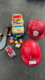 Casque de pompier, de bricoleur, épée et voitures