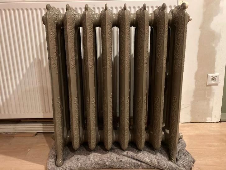 radiator CV in rustiek gietijzer, Doe-het-zelf en Bouw, Verwarming en Radiatoren, Zo goed als nieuw, Radiator, 800 watt of meer
