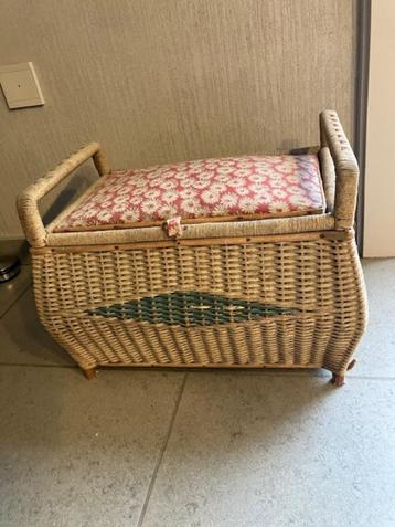 Vintage rieten naaimand beschikbaar voor biedingen