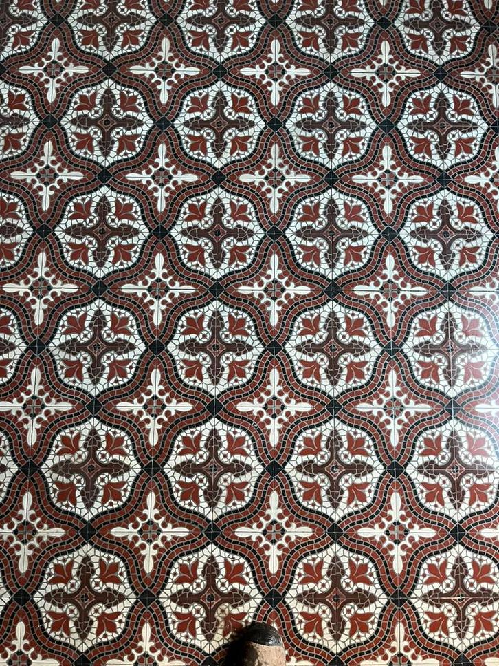 Oude vloertegel gebloemd motief 15x15cm (+-25m2), Antiquités & Art, Antiquités | Assiettes décoratives & Carrelages, Enlèvement