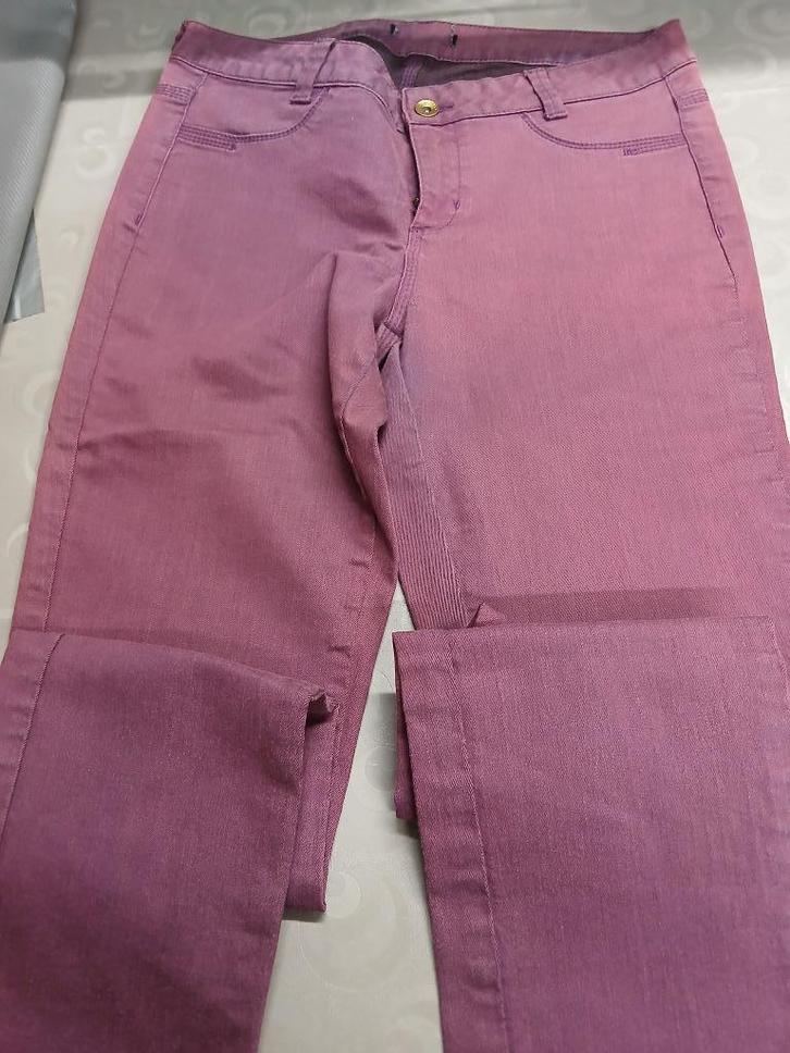 2 JEANSBROEKEN - MAAT 31/32 - KLEUR MAUVE en GROEN, Kleding | Dames, Broeken en Pantalons, Zo goed als nieuw, Maat 38/40 (M), Blauw