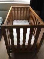 Massief houten kinderbedje, Ophalen, Zo goed als nieuw, Minder dan 140 cm, Matras