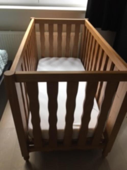 Massief houten kinderbedje, Kinderen en Baby's, Kinderkamer | Bedden, Zo goed als nieuw, Minder dan 140 cm, Minder dan 70 cm, Matras