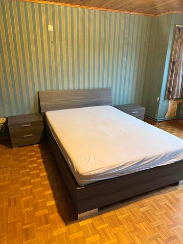 Slaapkamer set: bed 140x200 + kast + nachtkastjes beschikbaar voor biedingen