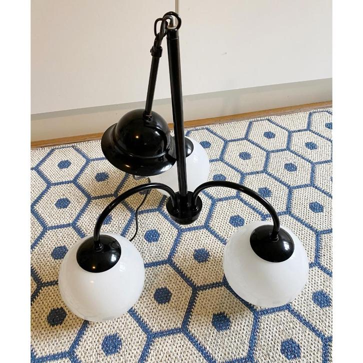 Hanglamp 3 melkglazen bollen jaren 80, Huis en Inrichting, Lampen | Hanglampen, Zo goed als nieuw, 50 tot 75 cm, Glas, Metaal