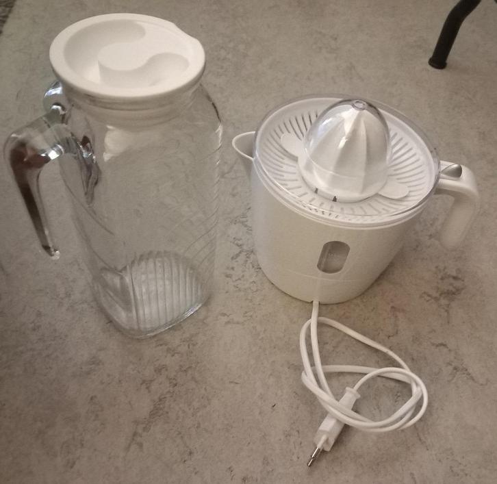 Elektrische sappers  en een mooie glazen karaf., Elektronische apparatuur, Juicers, Nieuw, Sapcentrifuge, Elektrisch, Ophalen