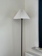 Staande lamp met kap, Huis en Inrichting, Lampen | Vloerlampen, Ophalen, Zo goed als nieuw