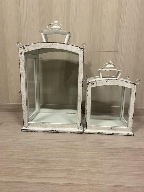 set van 2 witte lantaarns, Huis en Inrichting, Woonaccessoires | Kandelaars en Kaarsen, Zo goed als nieuw, Kandelaar, Metaal, Wit