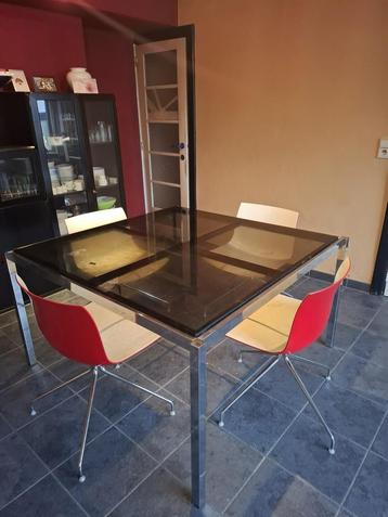 Vierkante glazen eettafel chroom onderstel met 4 stoelen beschikbaar voor biedingen