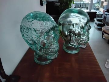 2 glazen skull ( schedel ) hoofden beschikbaar voor biedingen