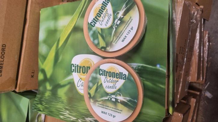 Citronella buitenkaarsen in terracotta pot – partij moet weg, Huis en Inrichting, Woonaccessoires | Kandelaars en Kaarsen, Nieuw