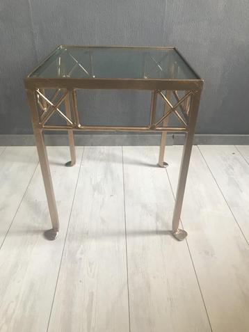 Table d'appoint en verre vintage disponible aux enchères