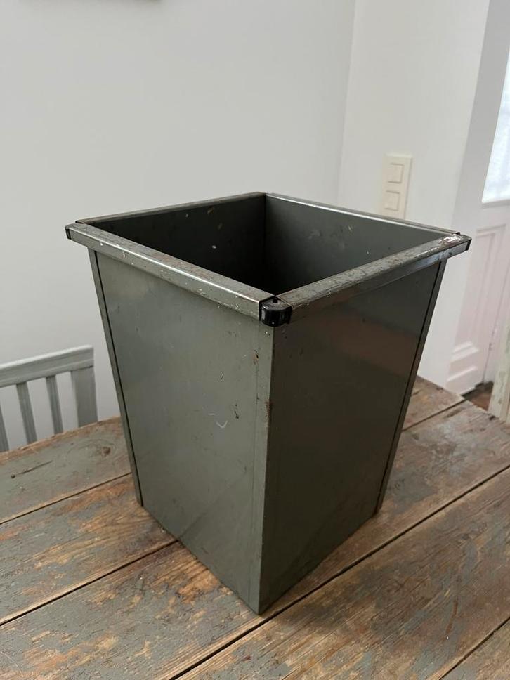 VINTAGE PRULLENMAND METAAL INDUSTRIEEL ZEER STEVIG, Huis en Inrichting, Woonaccessoires | Prullenbakken, Zo goed als nieuw, Metaal