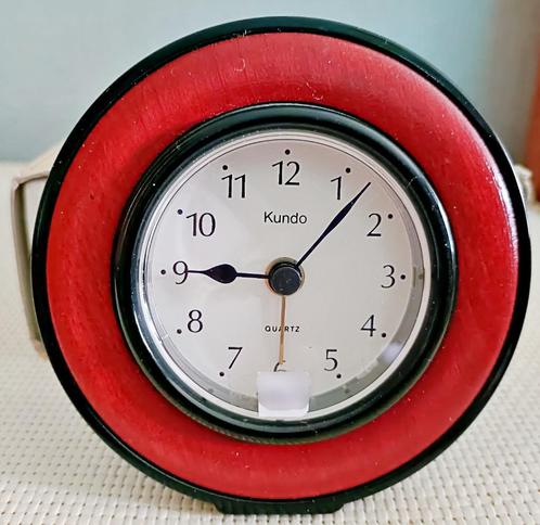 Réveil KUNDO à quartz , en métal + bois rouge, 1980-90, NEUF, Huis en Inrichting, Woonaccessoires | Klokken, Nieuw, Wekker of Tafelklok