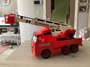 Plastic speelgoed vrachtwagen met adderlift (24x48 cm) beschikbaar voor biedingen