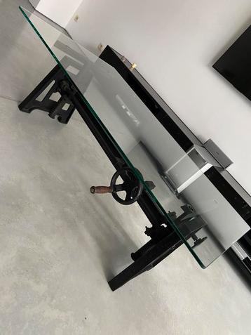Salontafel industrieel glas beschikbaar voor biedingen