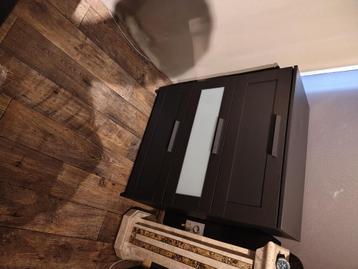 Zwarte kast; lengte 95cm; breedte 78,5cm; diepte 41cm beschikbaar voor biedingen
