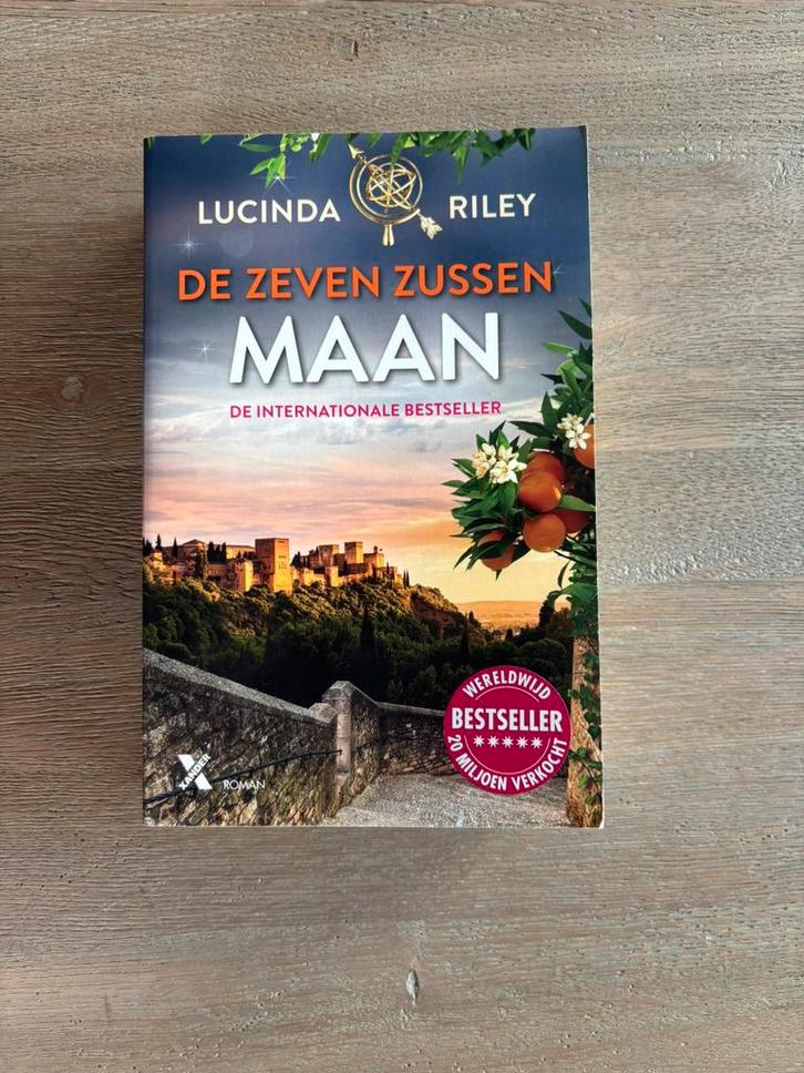 Lucinda Riley - Maan (De zeven zussen), Boeken, Literatuur, Zo goed als nieuw, Ophalen of Verzenden