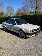 BMW 318i avec historique complet, Auto's, Achterwielaandrijving, Zwart, 4 cilinders, Wit