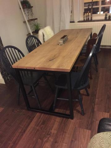 Belle table avec tablette en bois massif et structure en aci, Enlèvement, Neuf