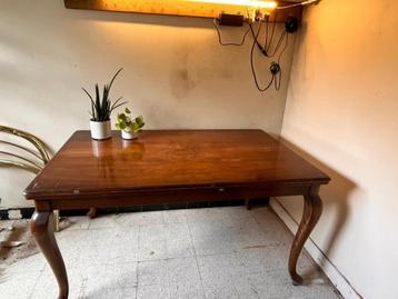 Eikenhouten tafel beschikbaar voor biedingen