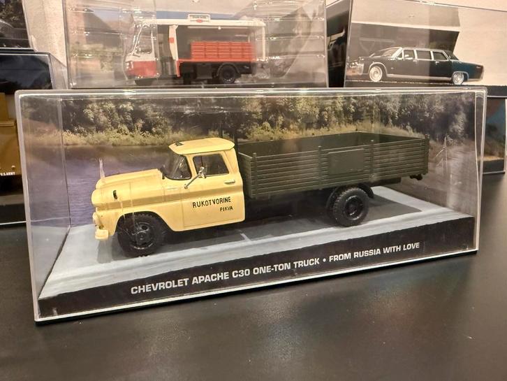 Chevrolet Apache C30 - James Bond, Hobby en Vrije tijd, Modelauto's | 1:43, Gebruikt, Auto, Universal Hobbies, Ophalen of Verzenden