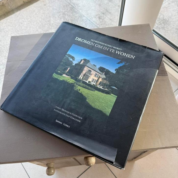 Dromen om in te wonen - Monique Geertsen Lannoo, Boeken, Kunst en Cultuur | Fotografie en Design, Zo goed als nieuw, Ophalen of Verzenden