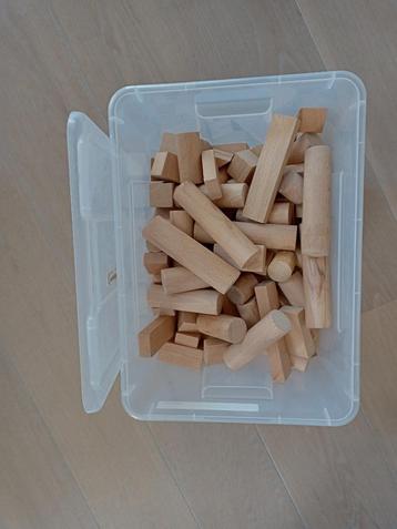Houten speelgoedblokken beschikbaar voor biedingen