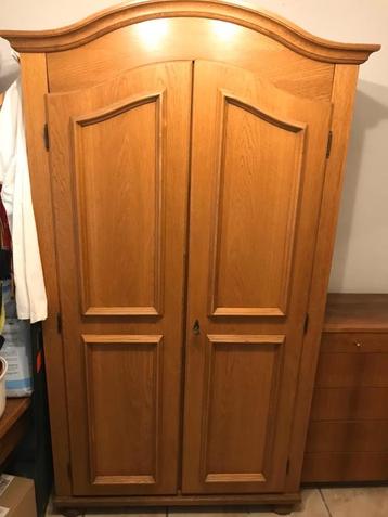 Armoire en bois massif avec couronnement élégant beschikbaar voor biedingen