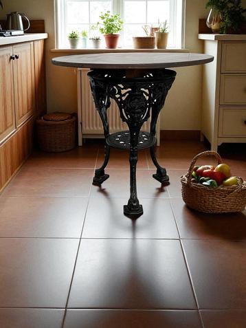 vintage Franse ronde bistro tafel met gietijzeren frame beschikbaar voor biedingen