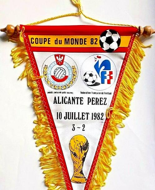 Polen - Frankrijk WK 1982 unieke vintage voetbal vaande, Verzamelen, Sportartikelen en Voetbal, Zo goed als nieuw, Vaantje of Sjaal